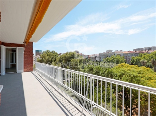 Bright flat with double terrace and views to Turó Parc for sale