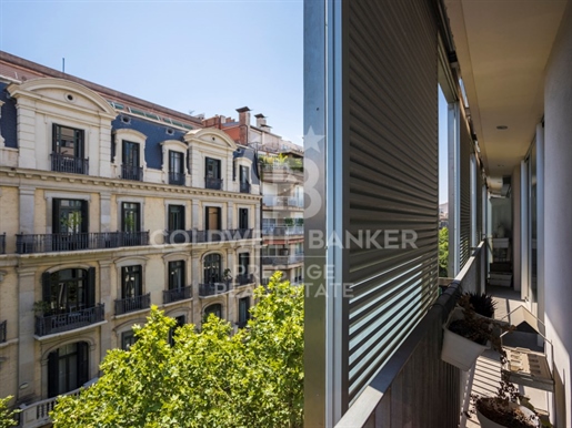 Bright flat with views in Rambla Cataluña for sale