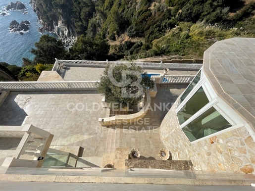 Elégante villa à vendre avec piscine et vues panoramiques à Lloret de Mar