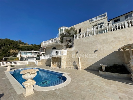 Elegante villa en venta con piscina y vistas panorámicas en Lloret de Mar