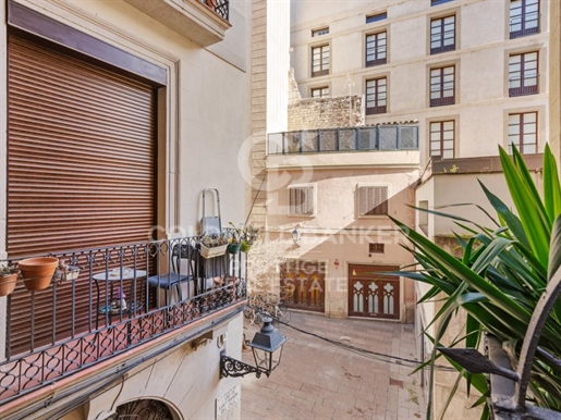 Design flat with terrace in the heart of the Gothic Quarter