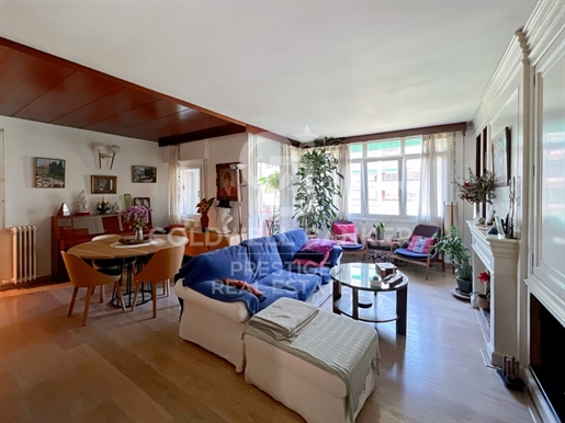 For sale bright flat in Les Corts