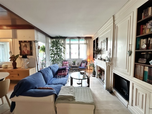 For sale bright flat in Les Corts