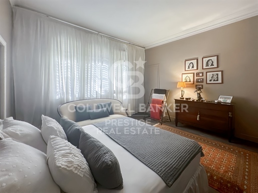 Spacious and bright apartment to renovate in Sant Gervasi.