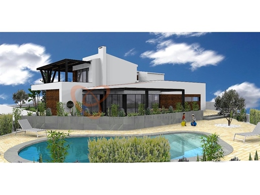 4 bedroom villa with pool and close to the beach for sale in Albufeira.