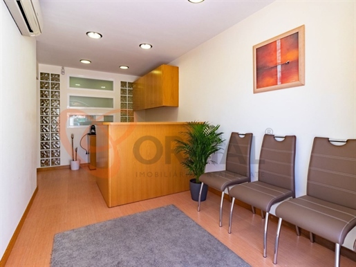 Apartamento de 1 dormitorio transformado en oficina en venta en Albufeira