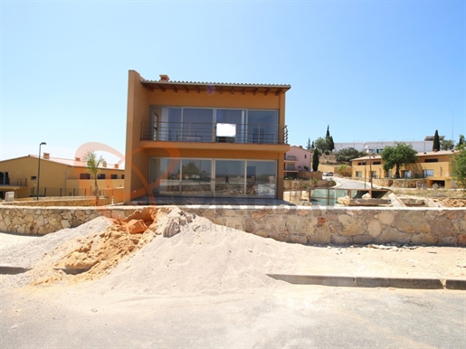 Excellente villa à vendre à Algoz avec 4 chambres et piscine
