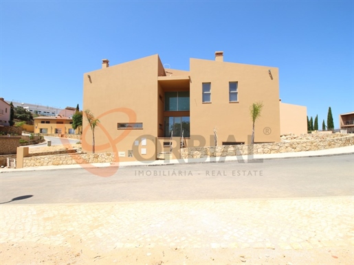 Excellente villa à vendre à Algoz avec 4 chambres et piscine
