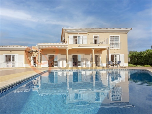 Fantastique villa à vendre à Albufeira avec 4 chambres, piscine et garage
