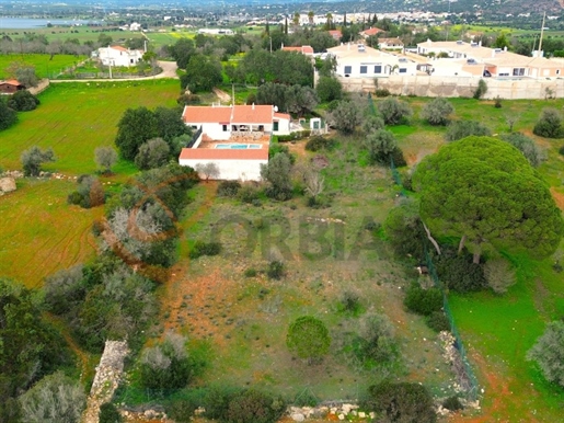 Typical farm/villa on an urban plot with 4330m2, with 4 bedrooms and swimming pool, in Tunes, Silves
