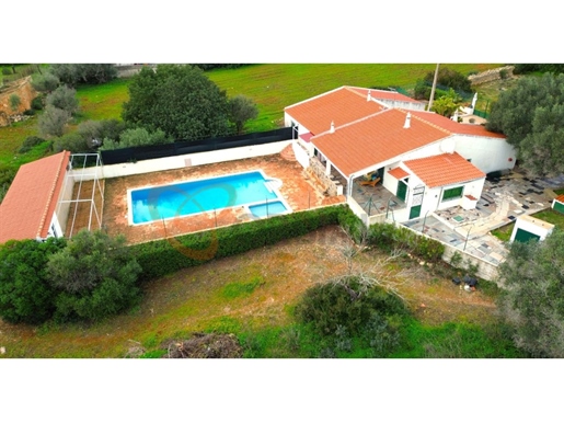 Typical farm/villa on an urban plot with 4330m2, with 4 bedrooms and swimming pool, in Tunes, Silves