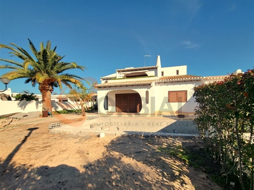 Excellent 5 bedroom villa, located in a quiet residential area and close to Guia, Albufeira.