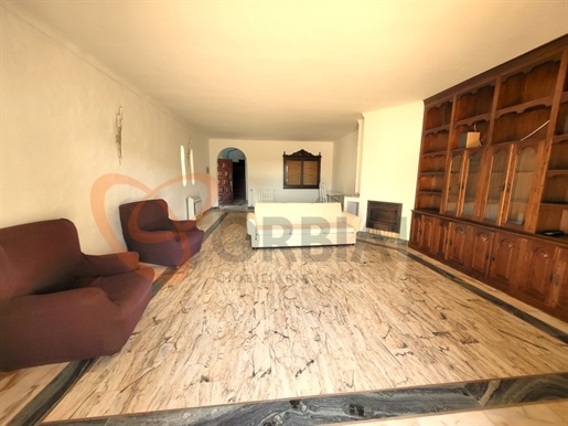 Excellent 5 bedroom villa, located in a quiet residential area and close to Guia, Albufeira.