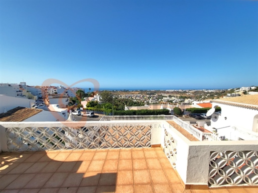 Pleasant villa for sale with 3 bedrooms and garage in Páteo, Albufeira.