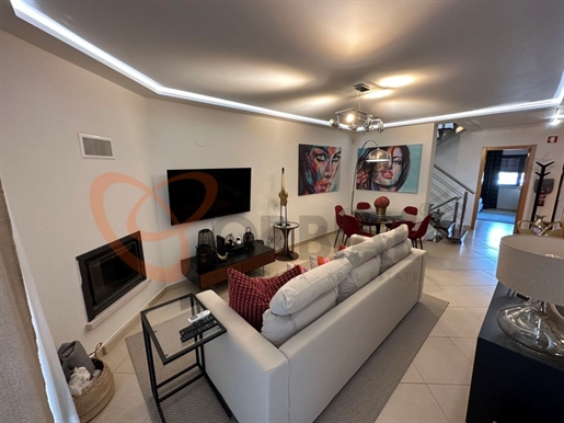 Furnished 5 bedroom villa for sale with pool and garage in Vilamoura, Algarve
