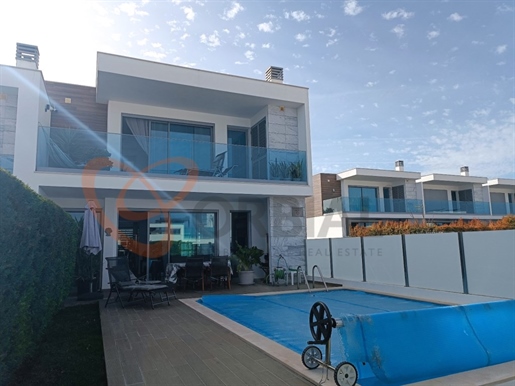 Excelente villa de 3 dormitorios con piscina climatizada en venta en Albufeira