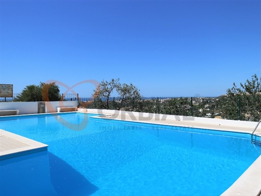Appartement de 3 chambres à vendre à Albufeira avec piscine et vue sur la mer