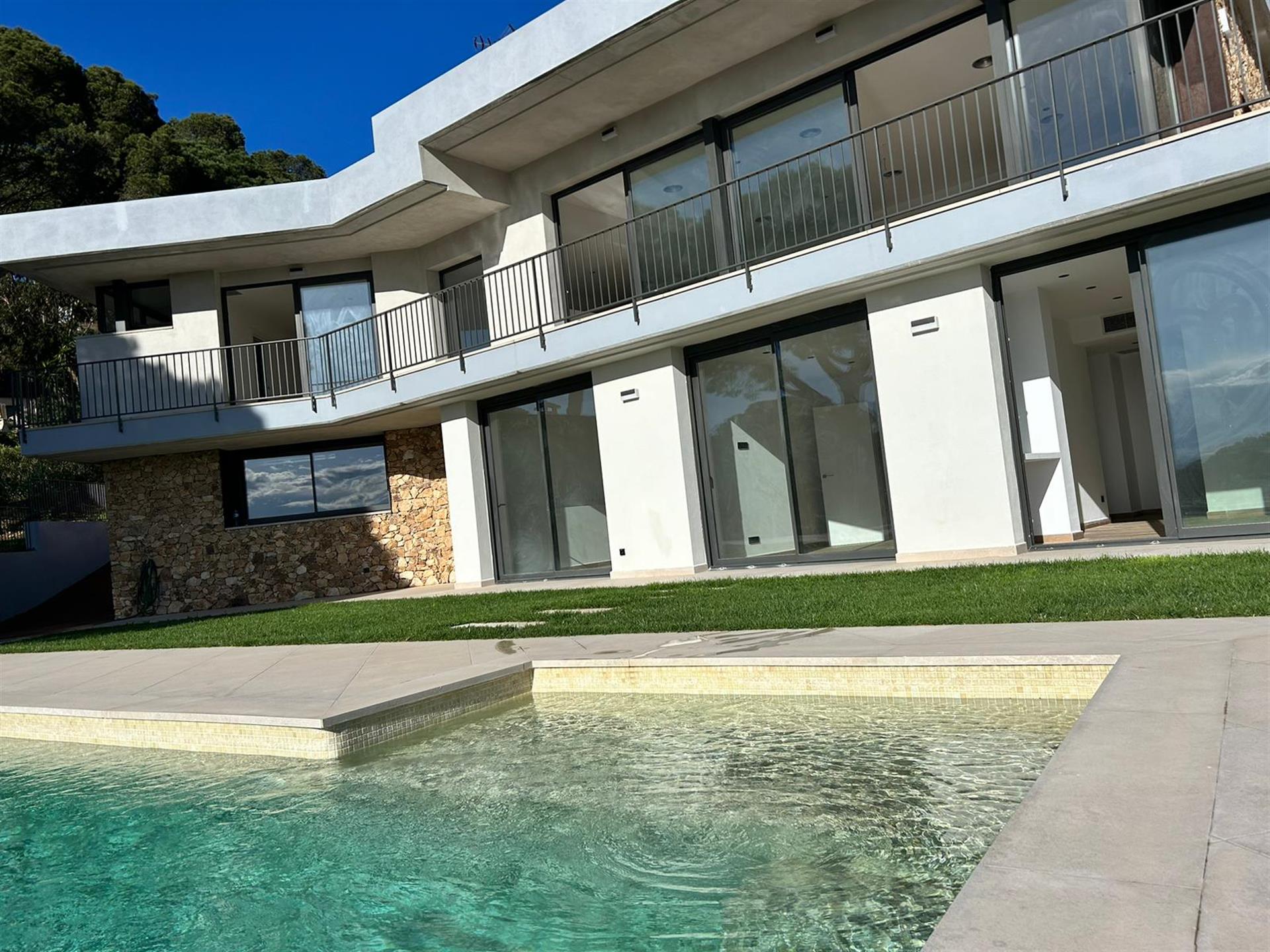 Neubau Einfamilienhaus mit Pool in Begur