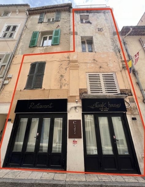 Commercieel gebouw met dakterras in het oude dorp Saint-Tropez