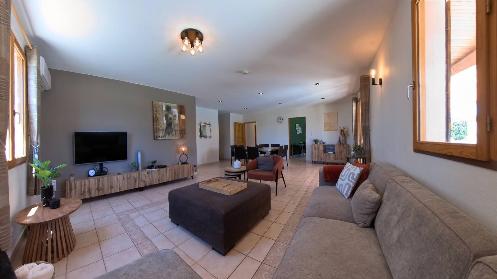 For sale €420,000 - Detached villa (135 m²) with 3 bedrooms, 3 bathrooms, air conditioning, swimming