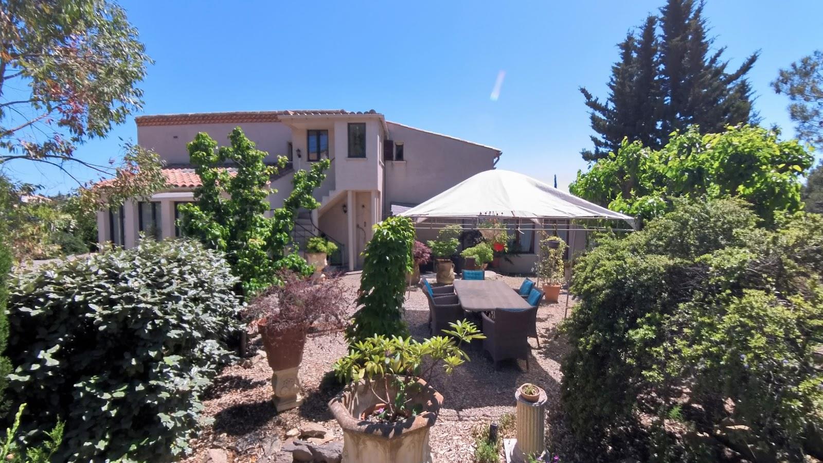 For sale €425,000 - Spacious villa and guest apartment (240 m²) with 2 bedrooms, 2 bathrooms, cellar