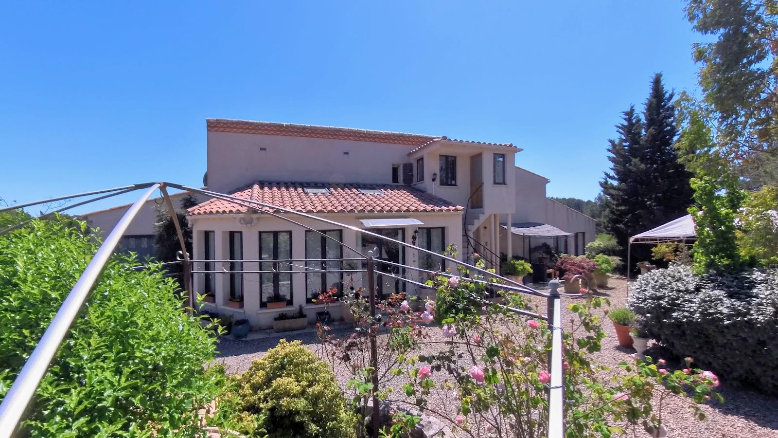 For sale €425,000 - Spacious villa and guest apartment (240 m²) with 2 bedrooms, 2 bathrooms, cellar