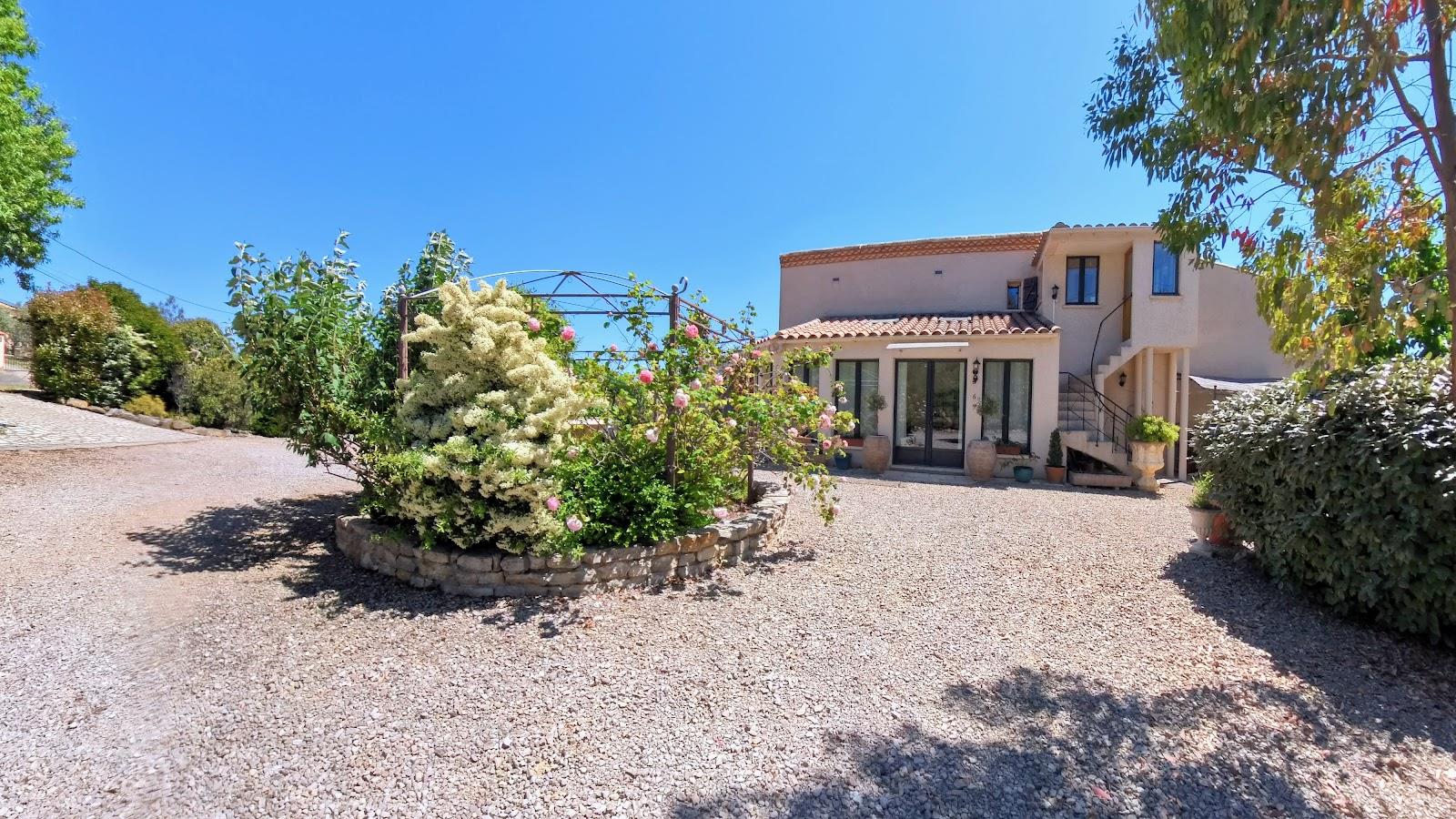 For sale €425,000 - Spacious villa and guest apartment (240 m²) with 2 bedrooms, 2 bathrooms, cellar