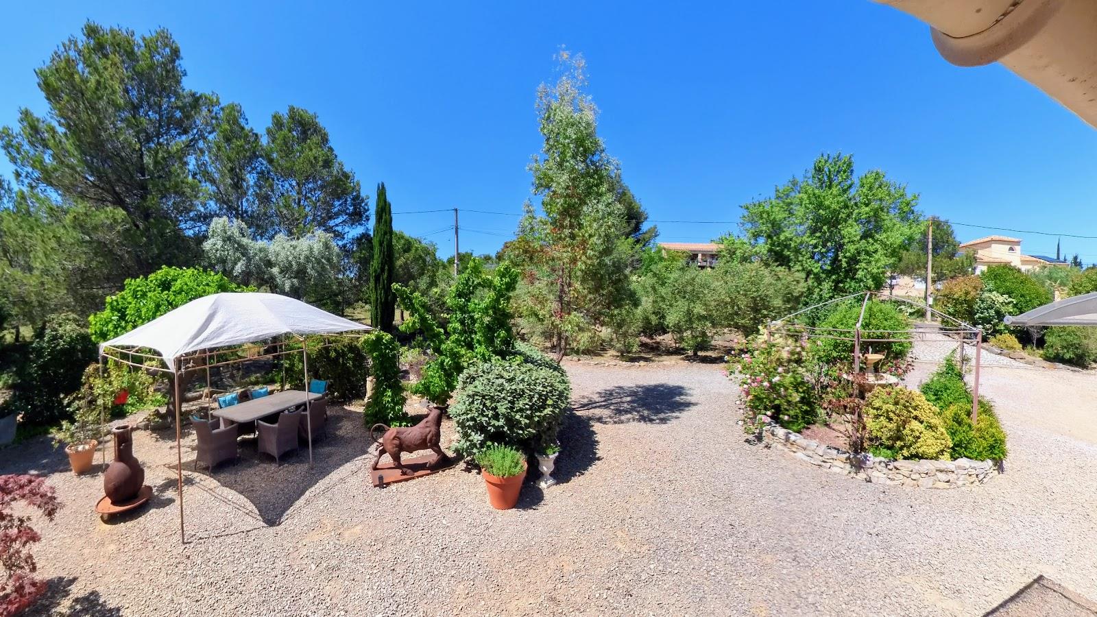 For sale €425,000 - Spacious villa and guest apartment (240 m²) with 2 bedrooms, 2 bathrooms, cellar