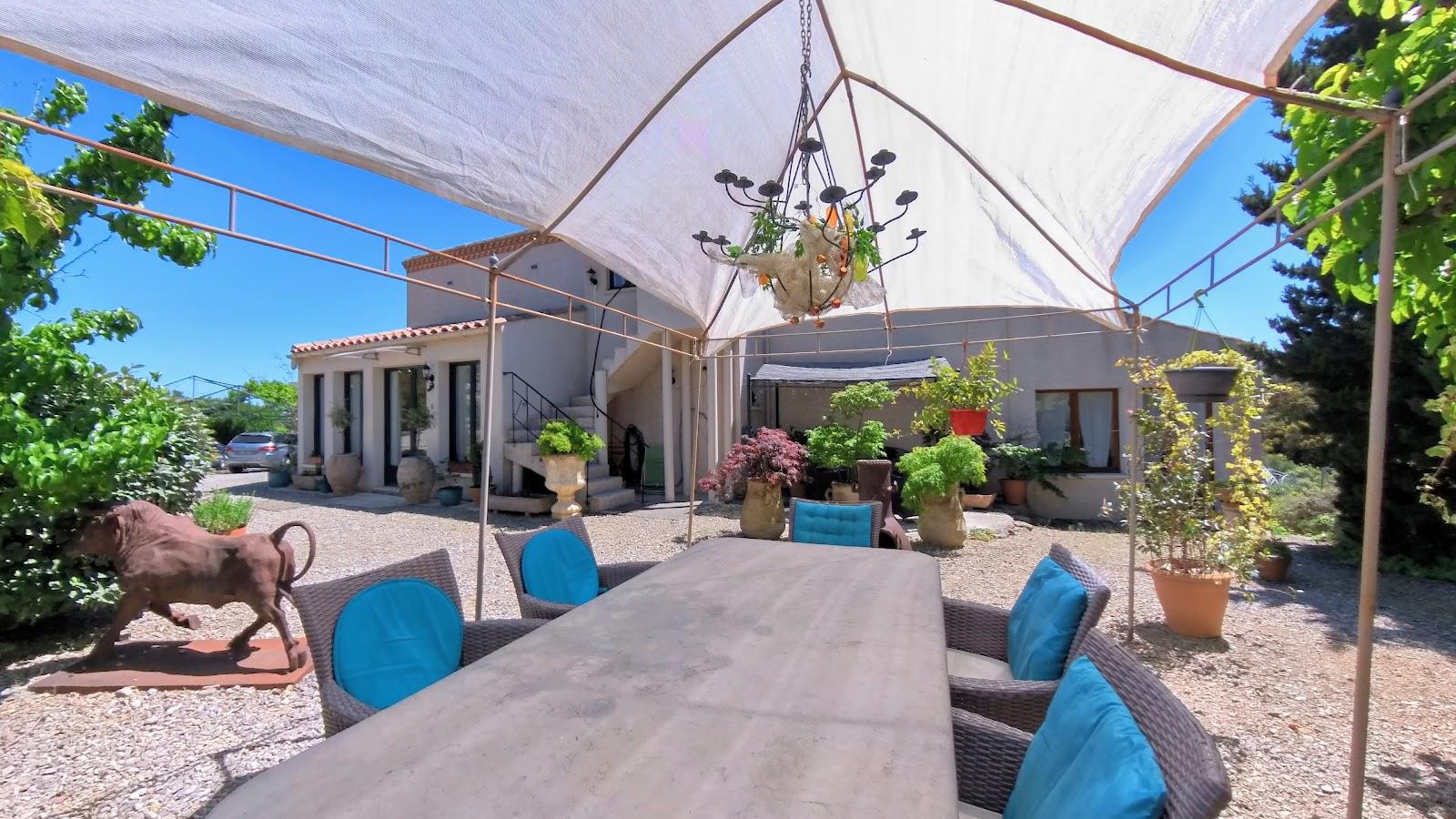 For sale €425,000 - Spacious villa and guest apartment (240 m²) with 2 bedrooms, 2 bathrooms, cellar
