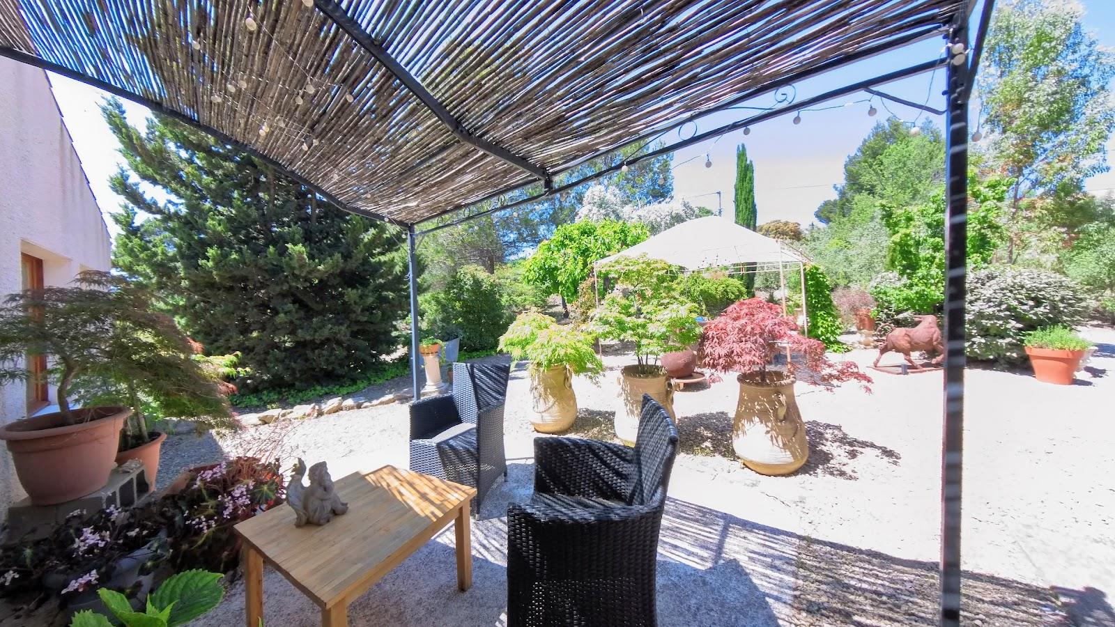 For sale €425,000 - Spacious villa and guest apartment (240 m²) with 2 bedrooms, 2 bathrooms, cellar