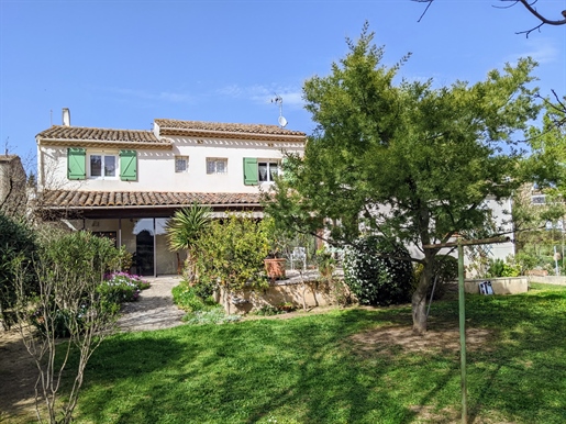 For sale €320,000 - Detached village house (168 m²) with 4 bedrooms, 2 bathrooms, swimming pool and