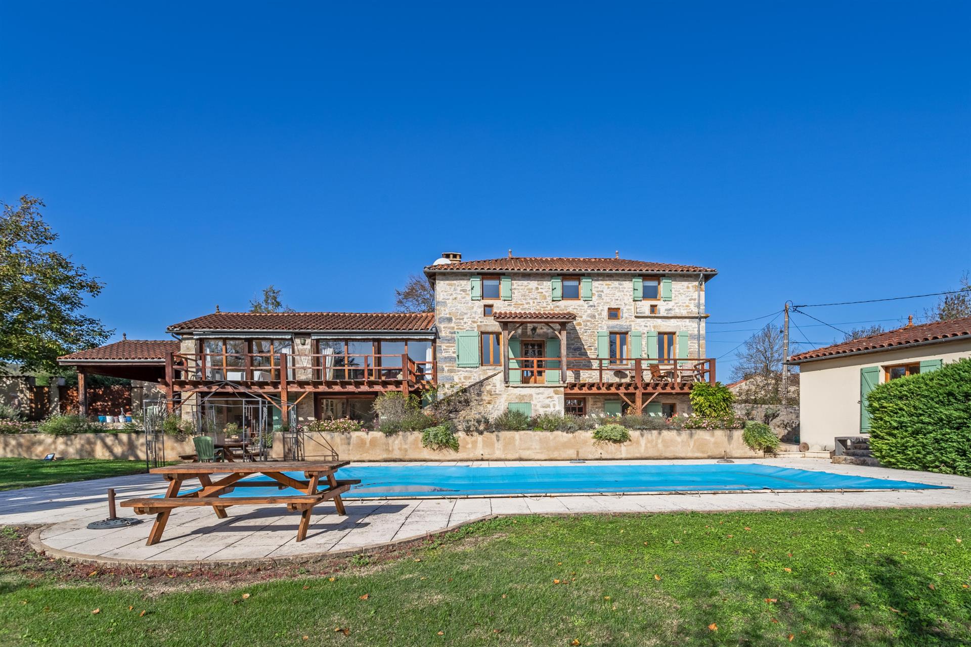 Country house with pool, tennis court and view