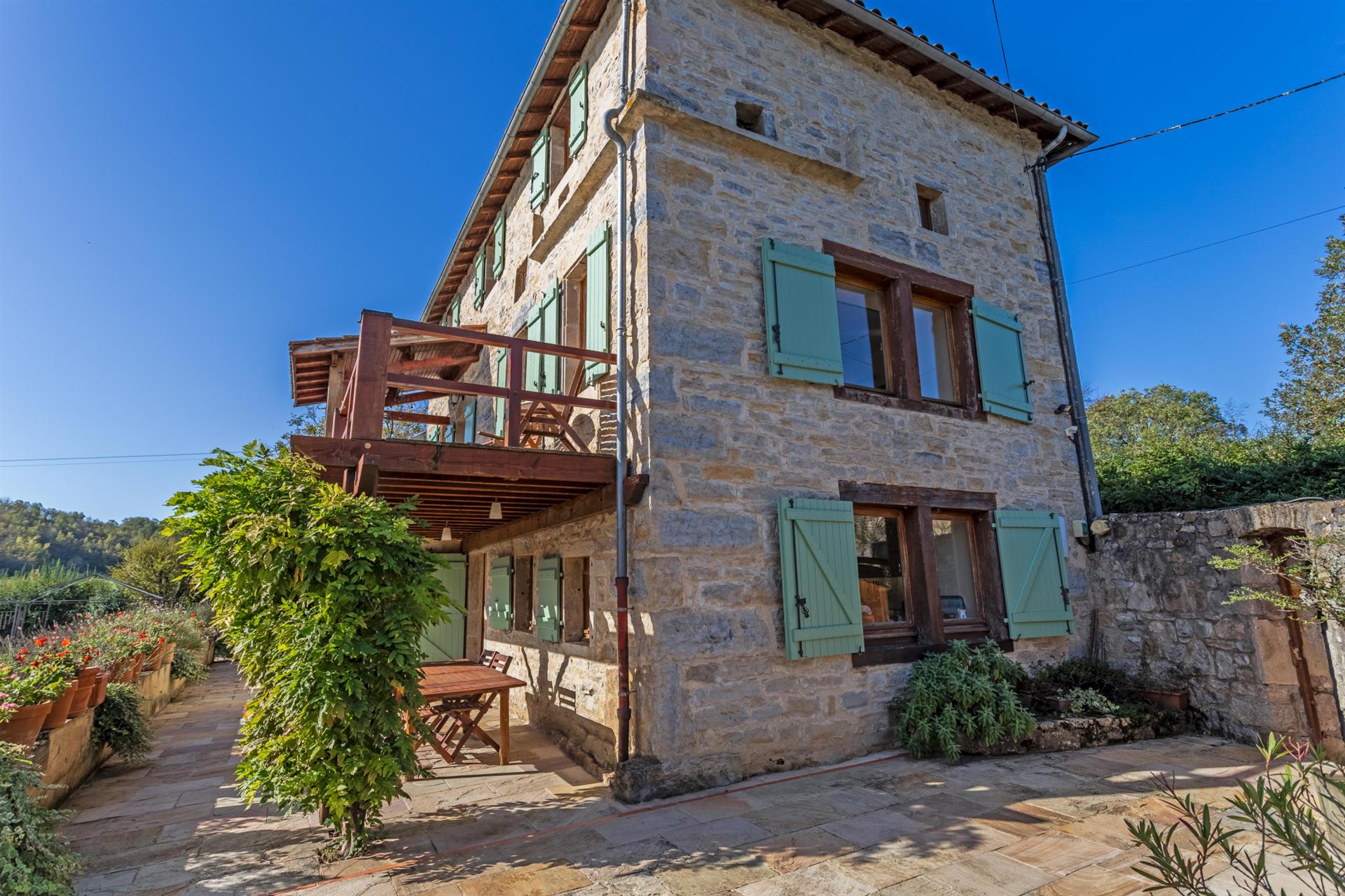Country house with pool, tennis court and view