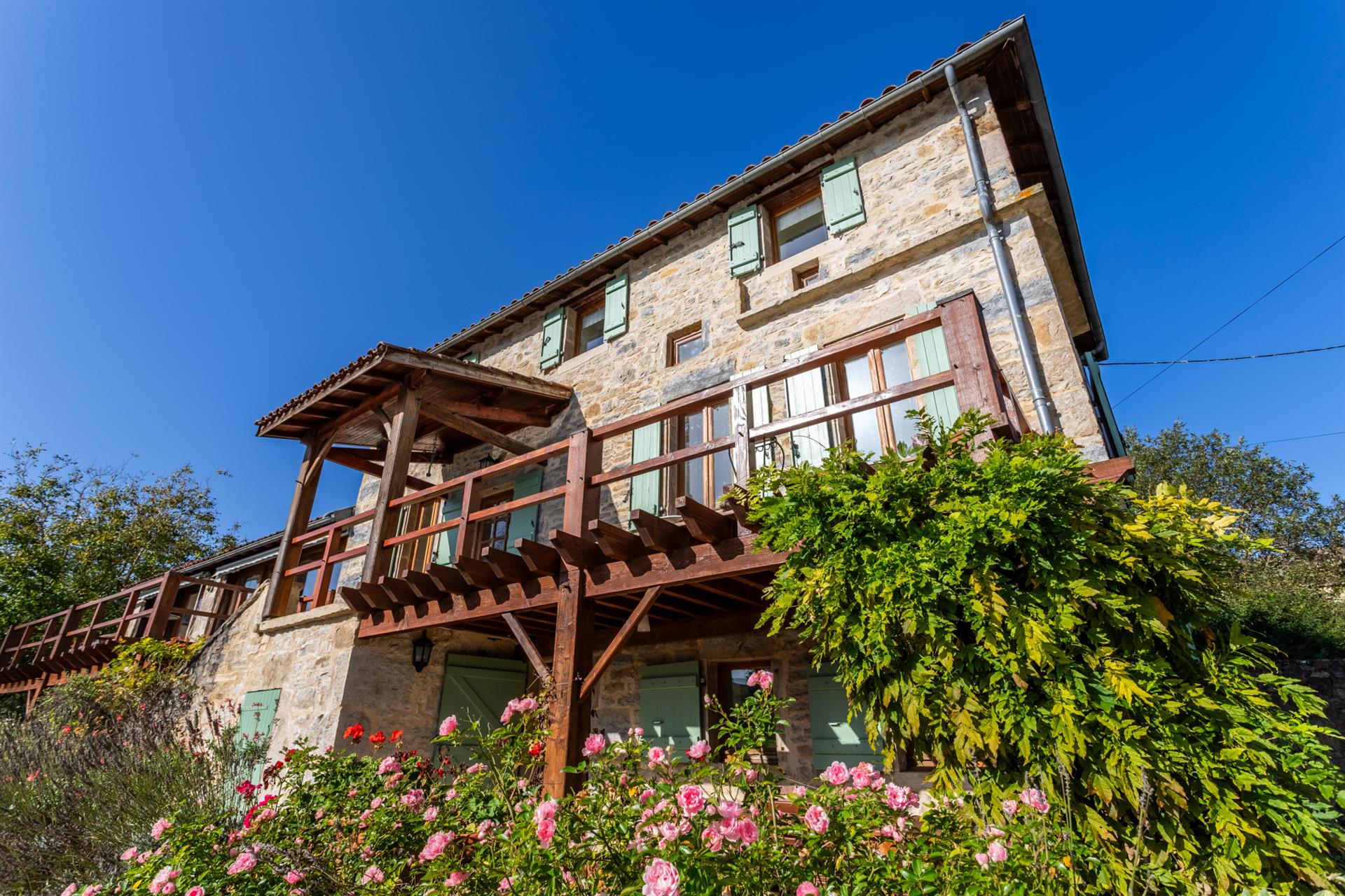 Country house with pool, tennis court and view