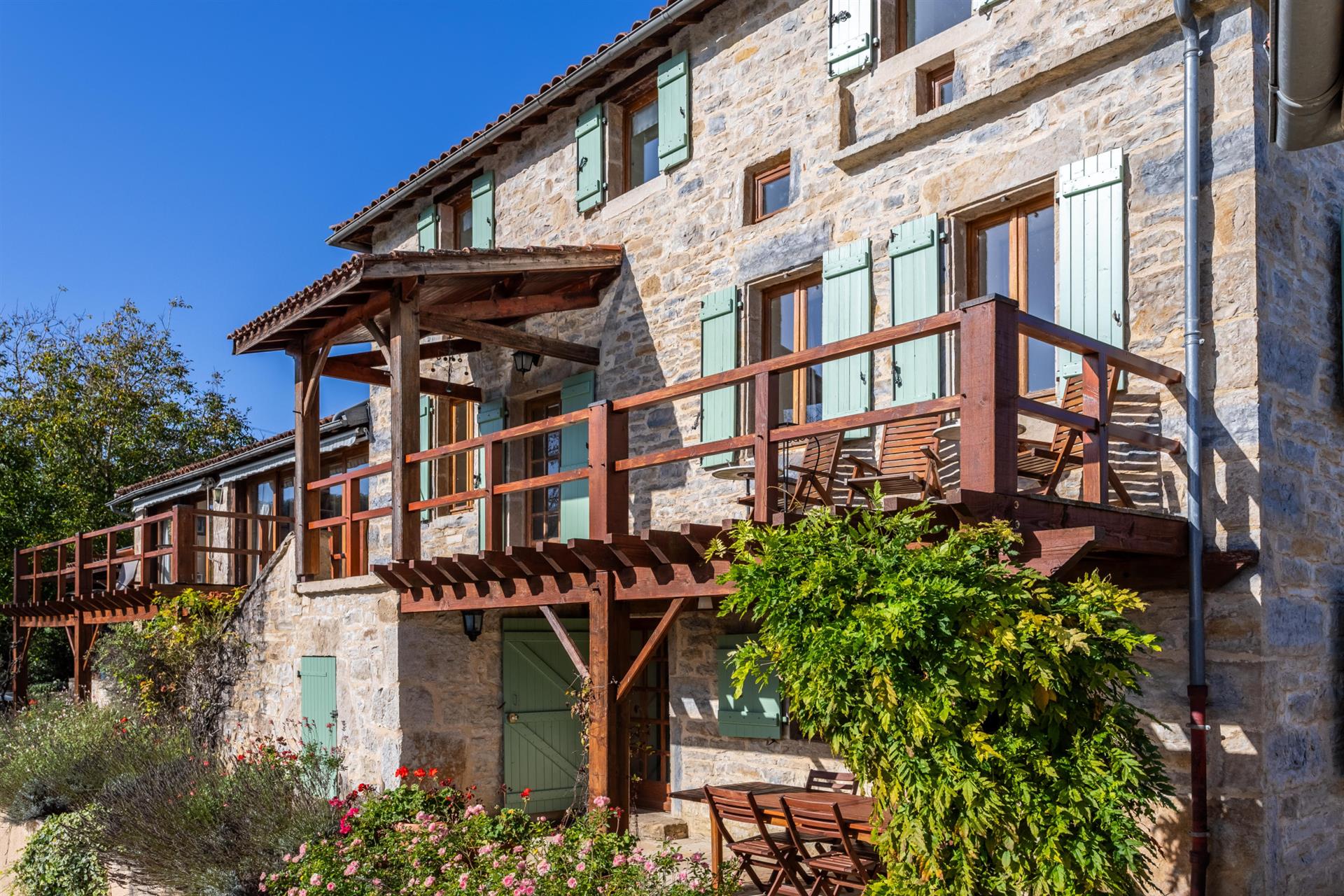 Country house with pool, tennis court and view