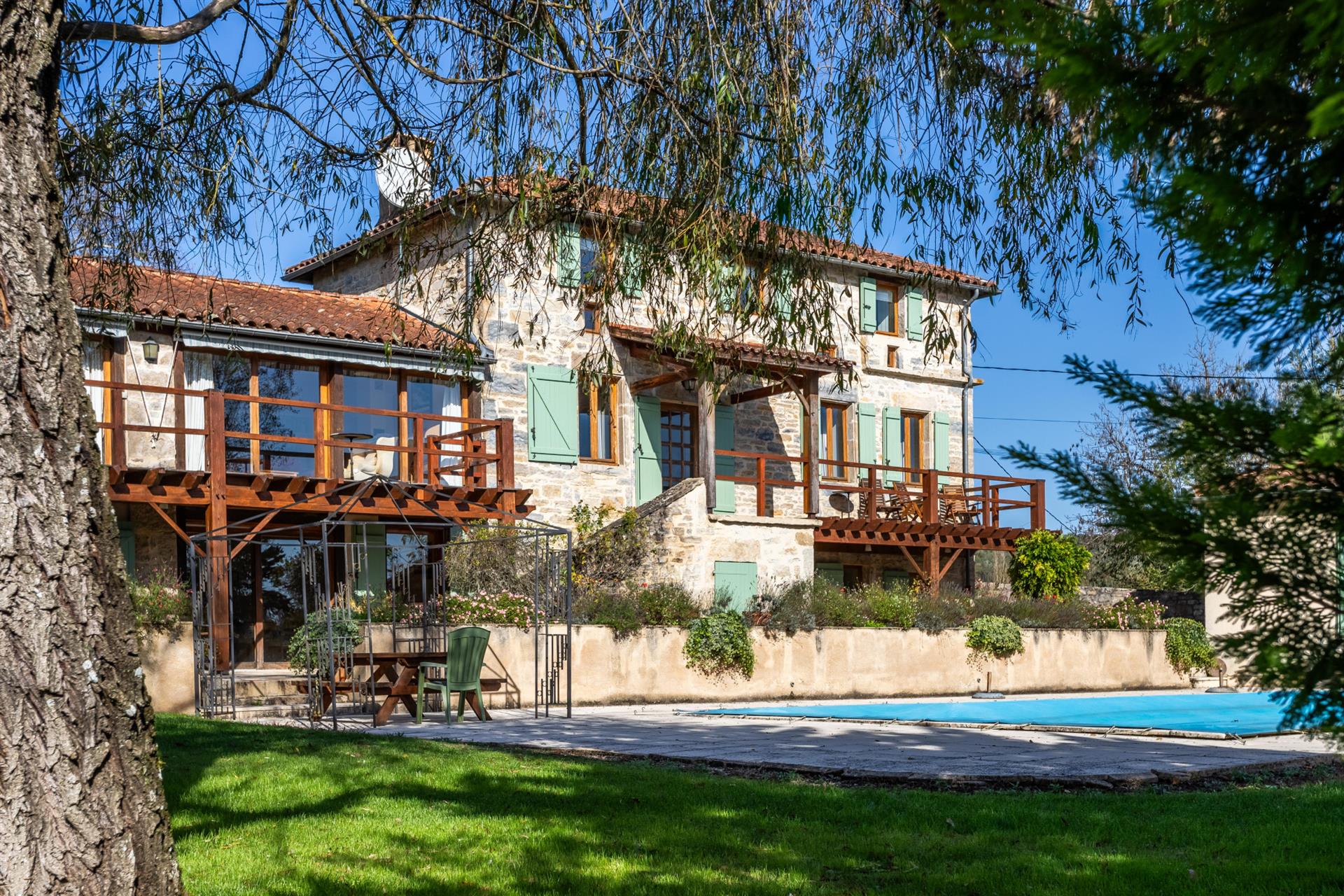Country house with pool, tennis court and view