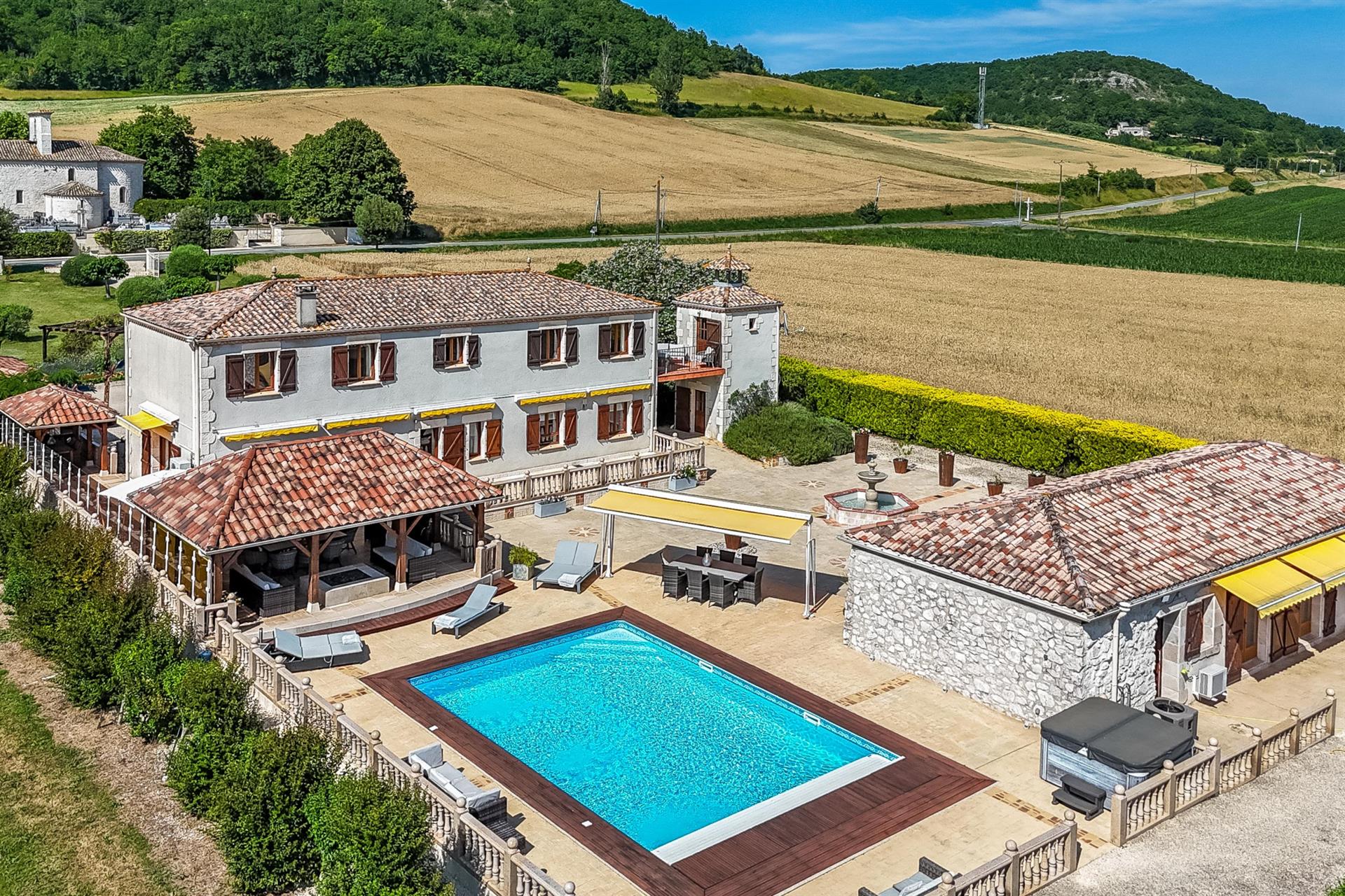Stunning country property with guest annexes, garage, pool and land