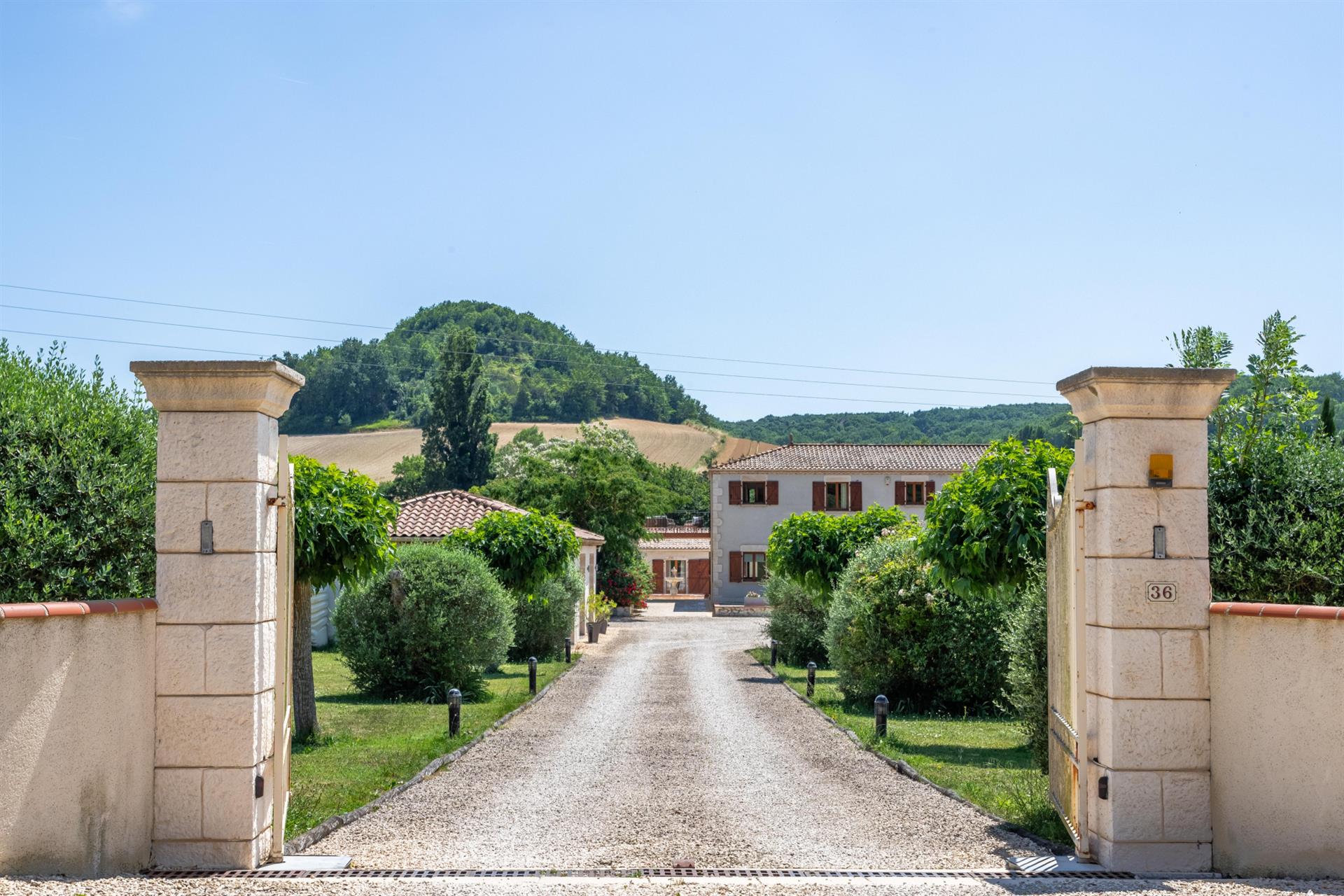 Stunning country property with guest annexes, garage, pool and land