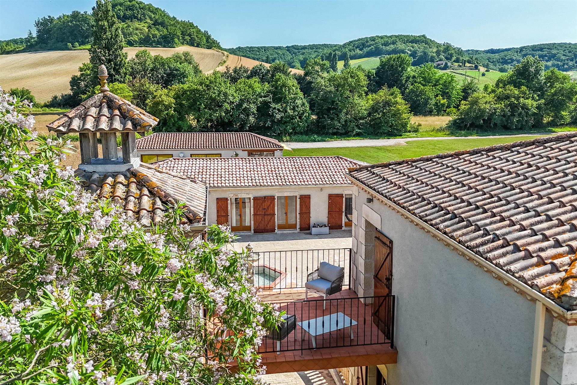 Stunning country property with guest annexes, garage, pool and land