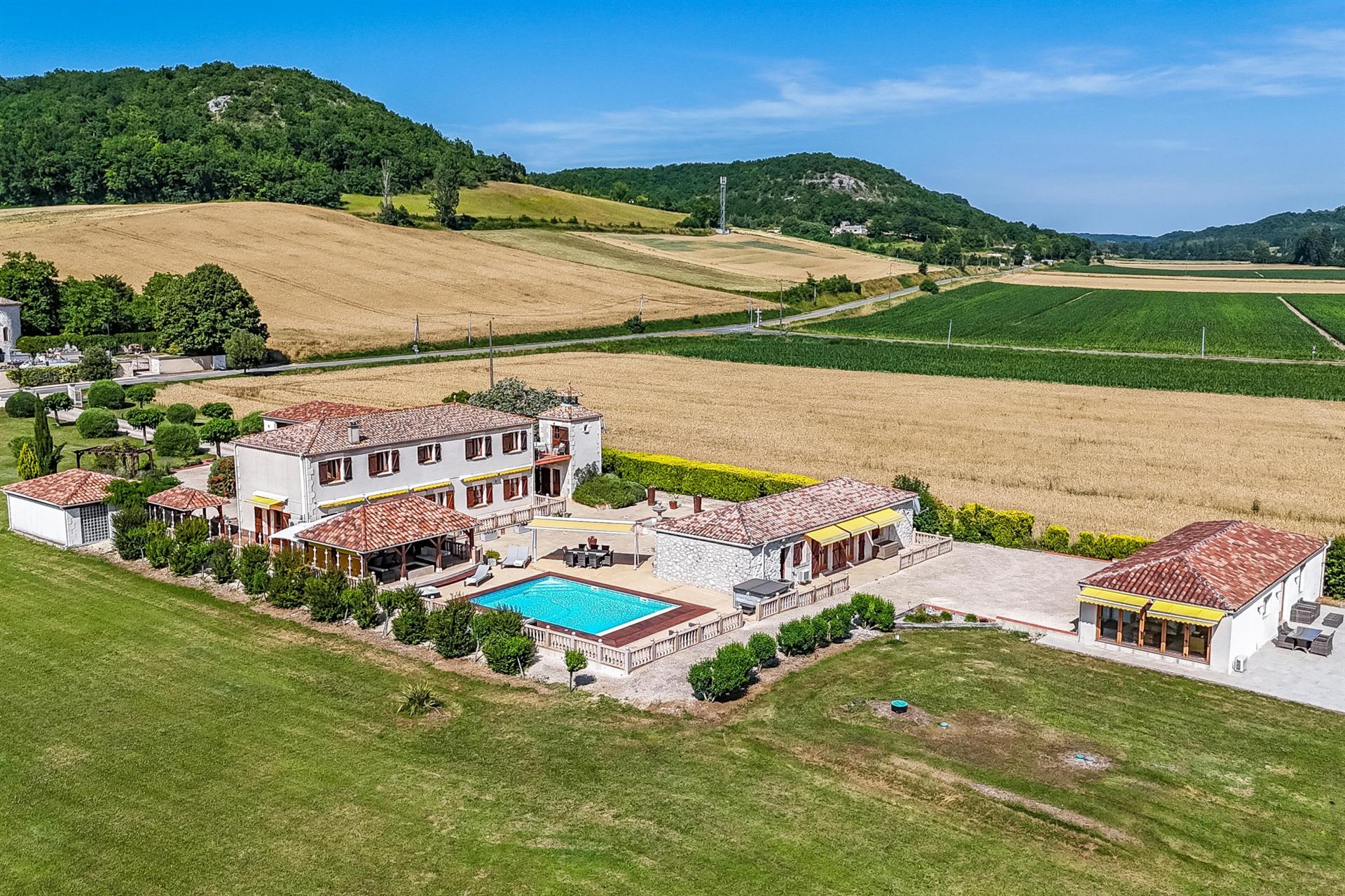 Stunning country property with guest annexes, garage, pool and land