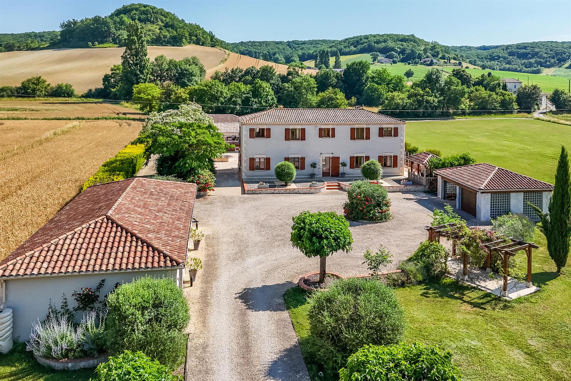 Stunning country property with guest annexes, garage, pool and land