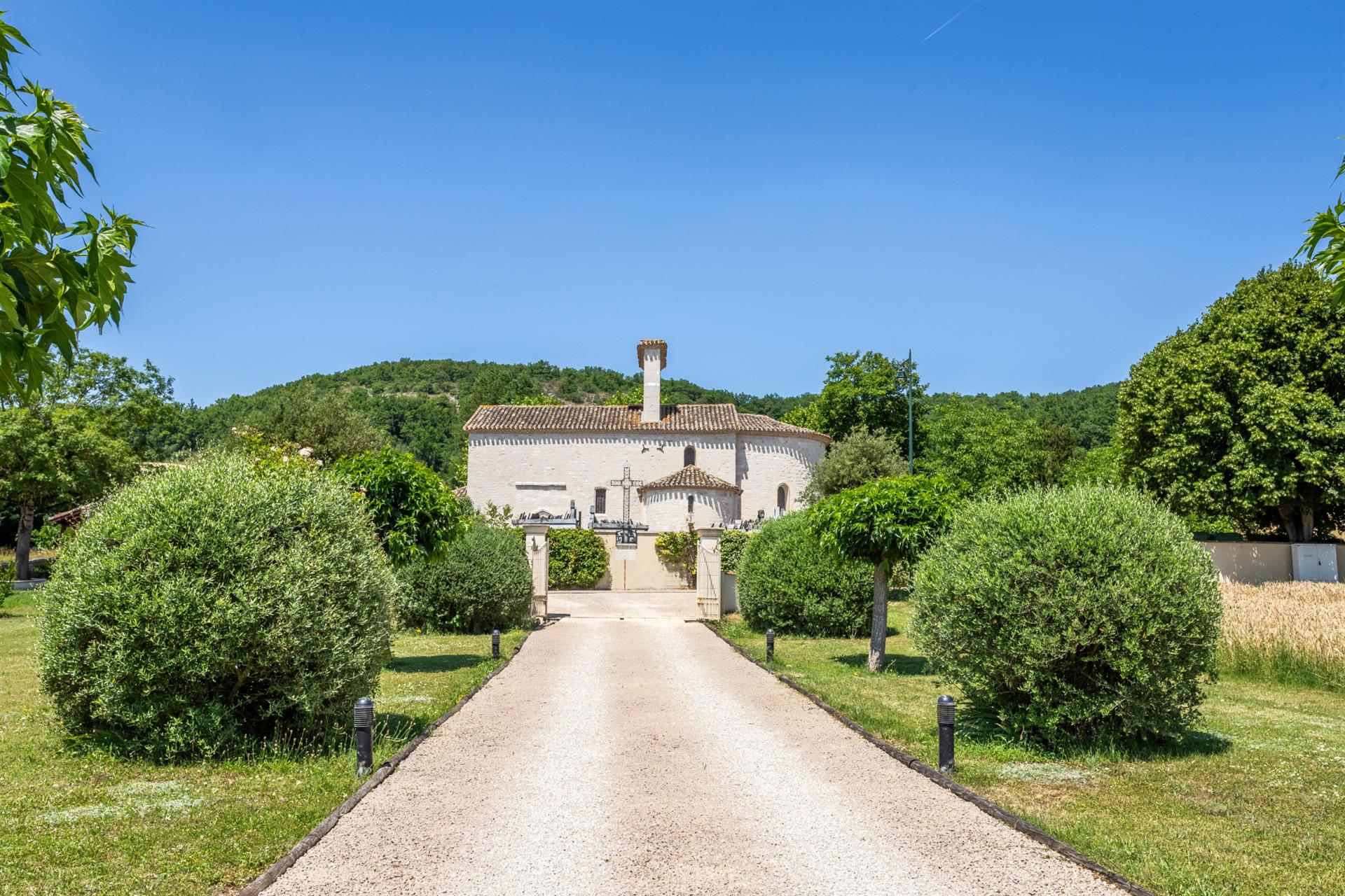 Stunning country property with guest annexes, garage, pool and land