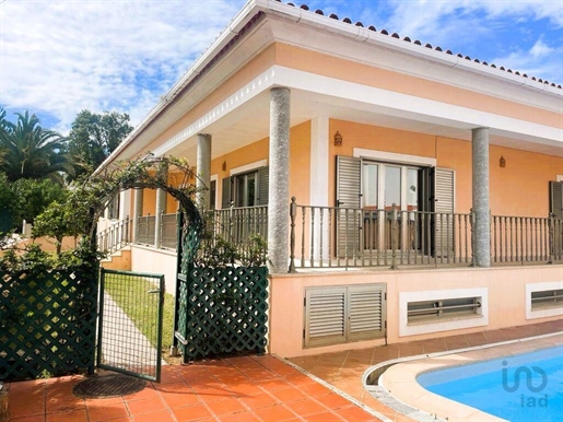 Home / Villa with 4 Rooms in Faro with 208,00 m²