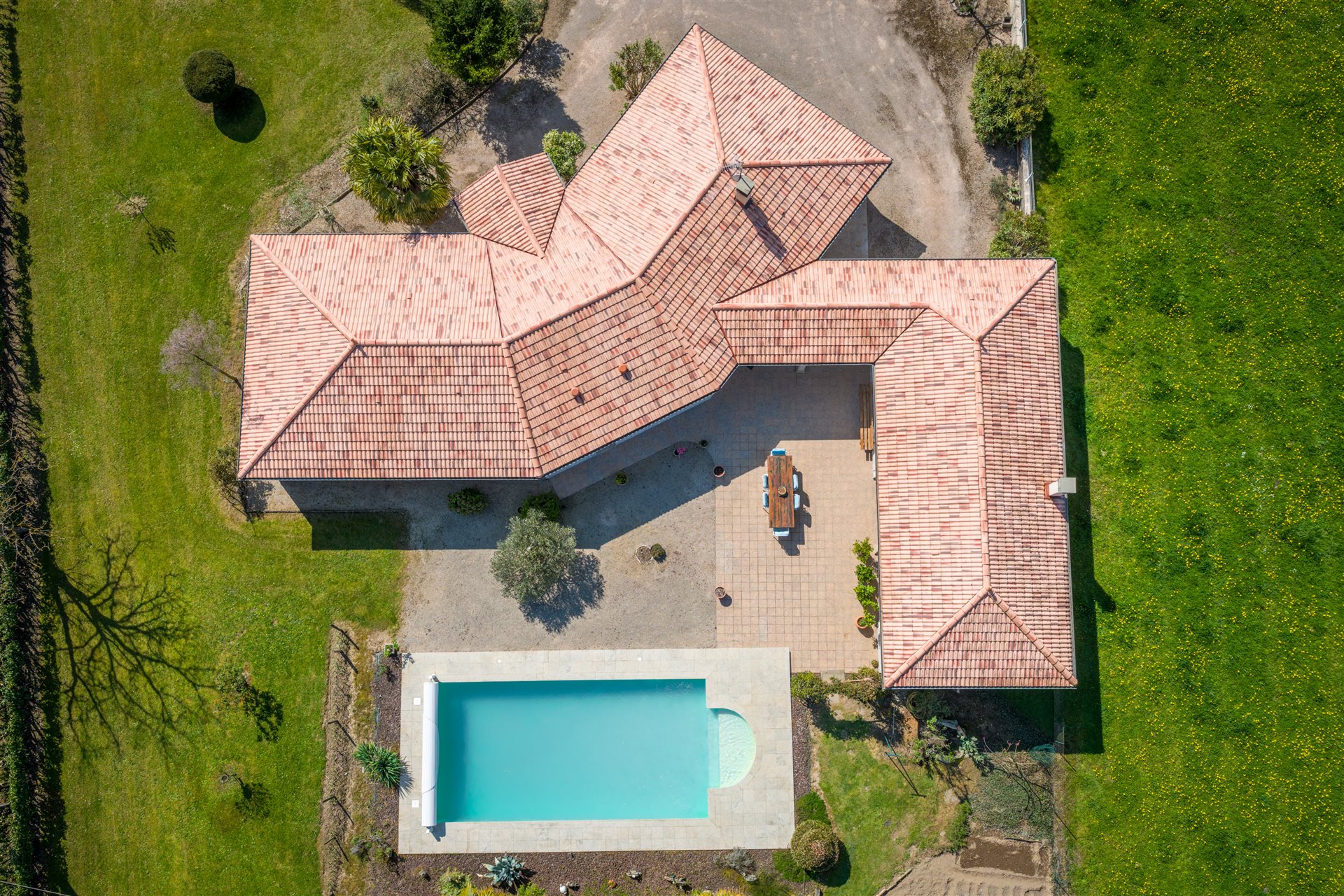 בית גדול בקומת קרקע עם בריכה