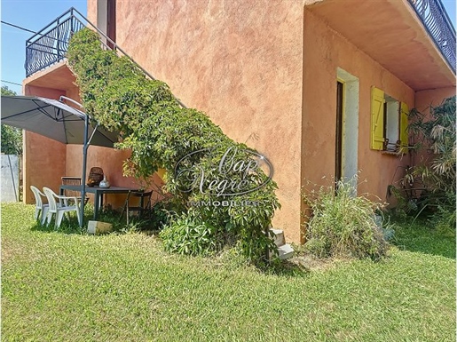 Maison à vendre au Lavandou avec terrain plat piscinable. Calme et proche plage.