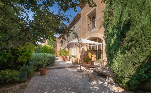 Unique property for sale very close to Saint-Rémy-de-Provence.