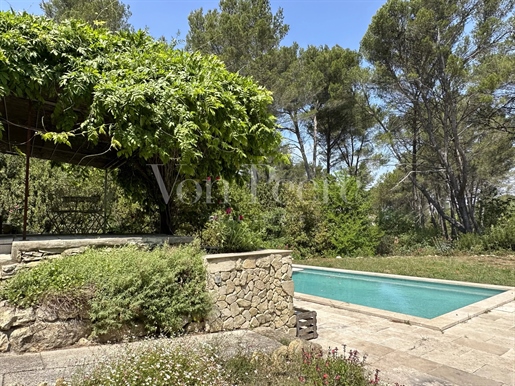 House to renovate in the heart of the Alpilles