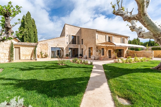 Superb village property in the southern Alpilles