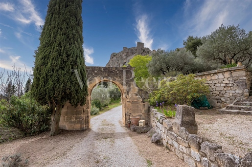 House at the foot of Les Baux with panoramic views