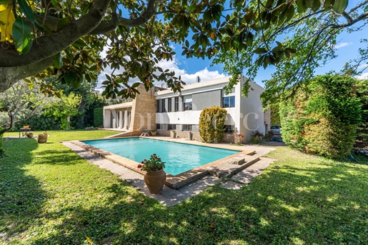 Rare in Arles: Architect-designed house of 155 m2 with 4 bedrooms, swimming pool, garage and garden